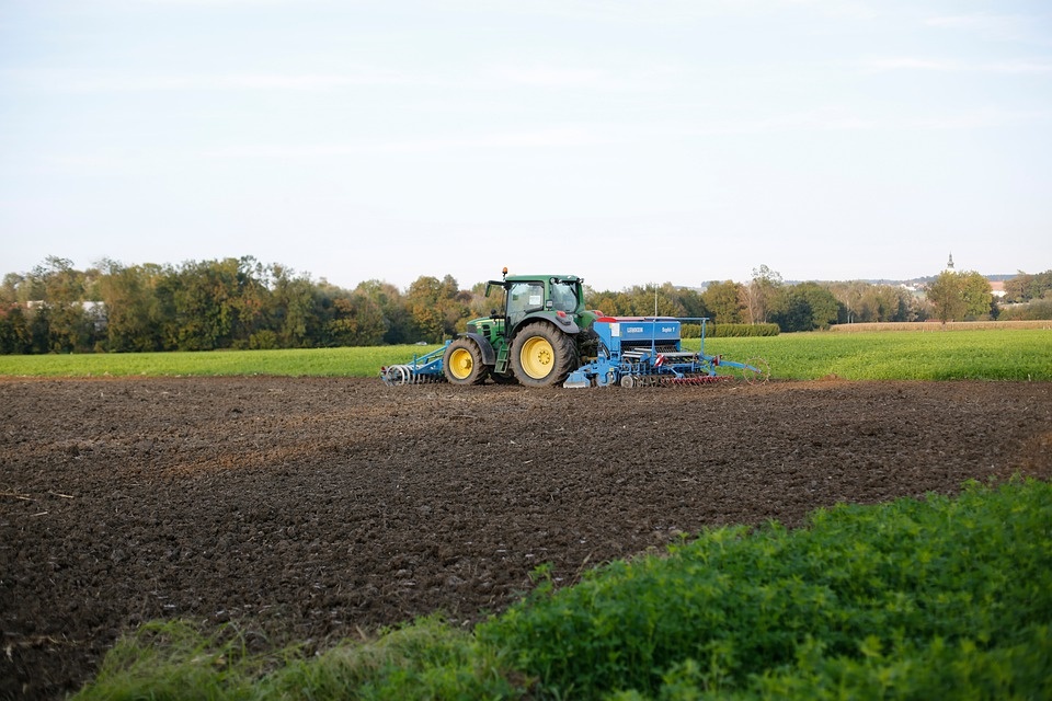 Inail: solo lo 0,3% dei contagi, agricoltura lavoro anticovid