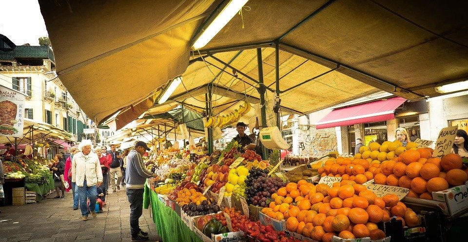 Inflazione: i prezzi della frutta crescono il triplo