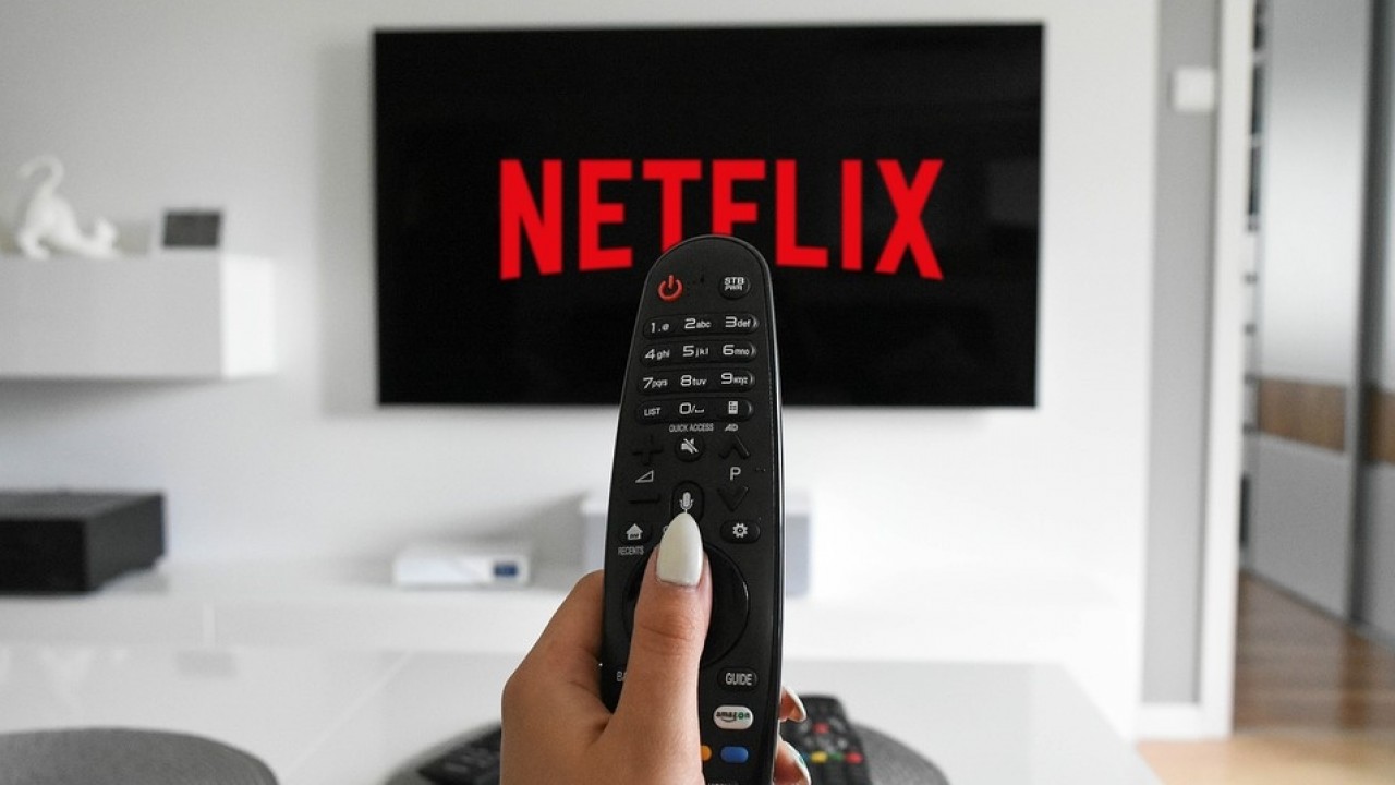 Netflix, obiettivo fine 2022: zero emissioni nette di gas serra