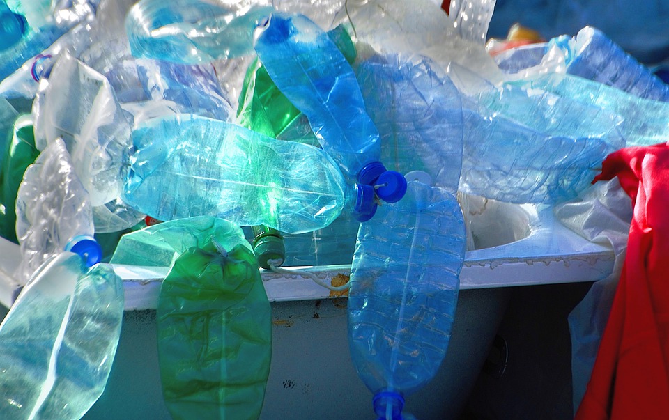 Rifiuti, la plastica ha un tesoretto: uno su tre è un bene in polietilene