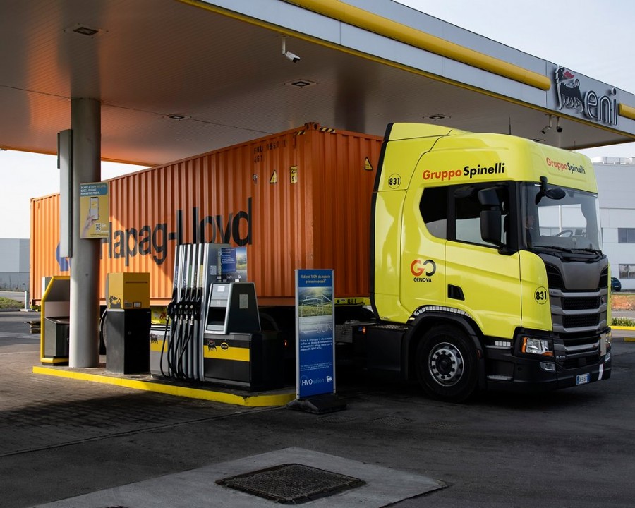 Eni: il diesel 100% da materie prime rinnovabili muove i camion del Gruppo Spinelli