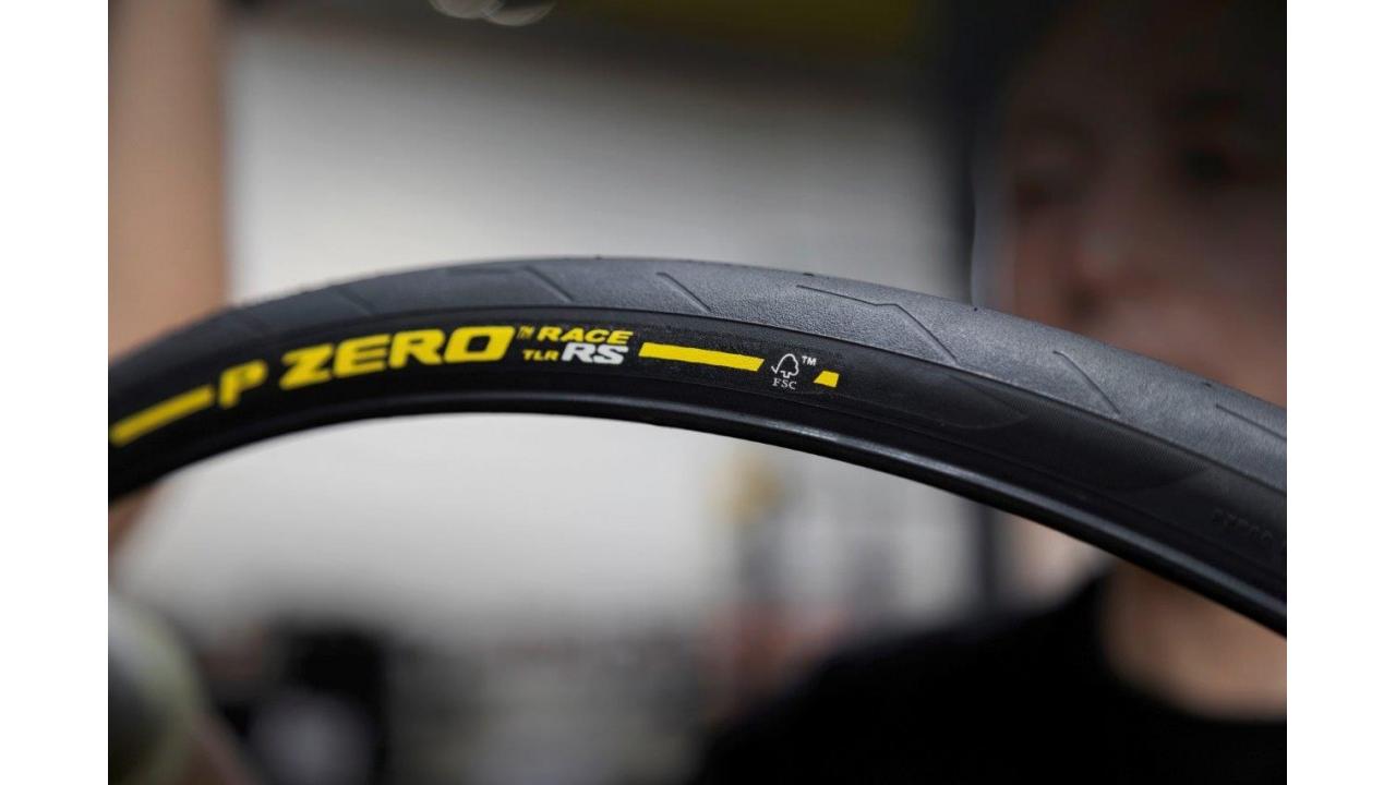 Pirelli lancia il primo pneumatico da bici al mondo con gomma naturale certificata FSC