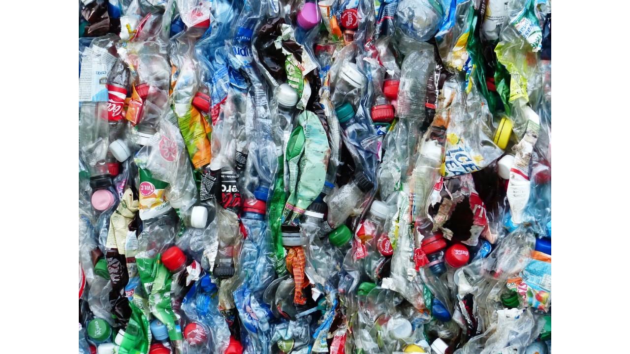 Riciclo plastica in Italia, riduzioni di CO2 fino a 7,2 milioni tonnellate in un anno